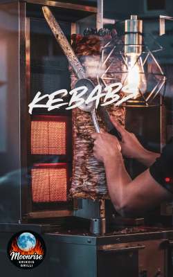 Mies vuolee kebab rullaa.