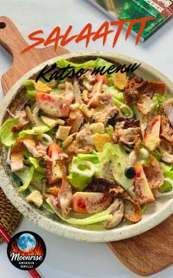 Salaattilautanen alusella. Salaatti on värikäs.